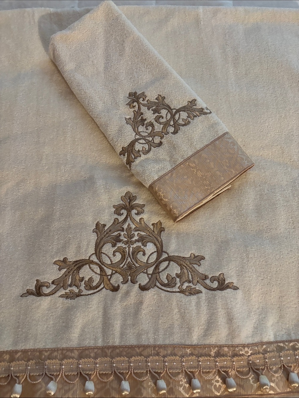 NEW Avanti Cream/Gold Bath Towel Set with Gold Embroidery